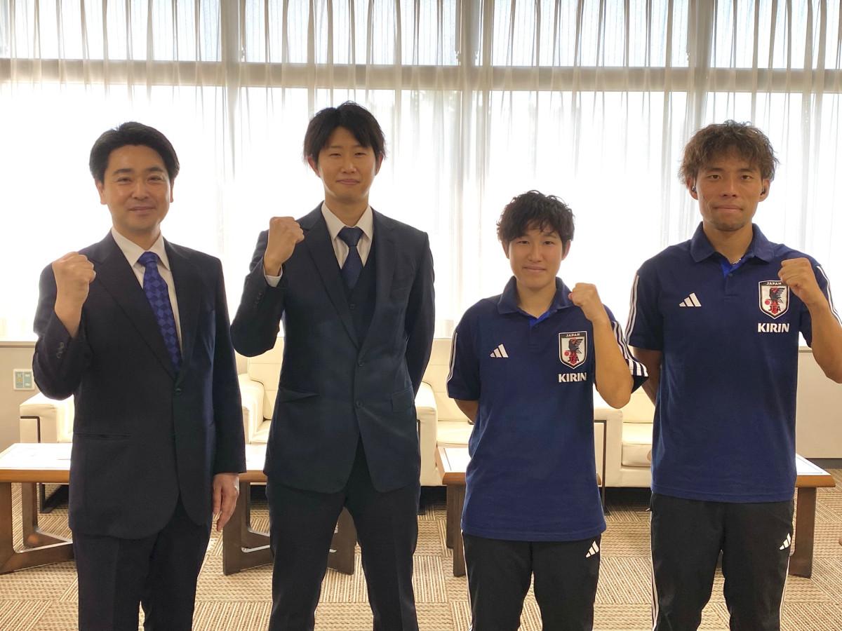 （左から）小山市長、加藤選手、阿部選手、杉本選手