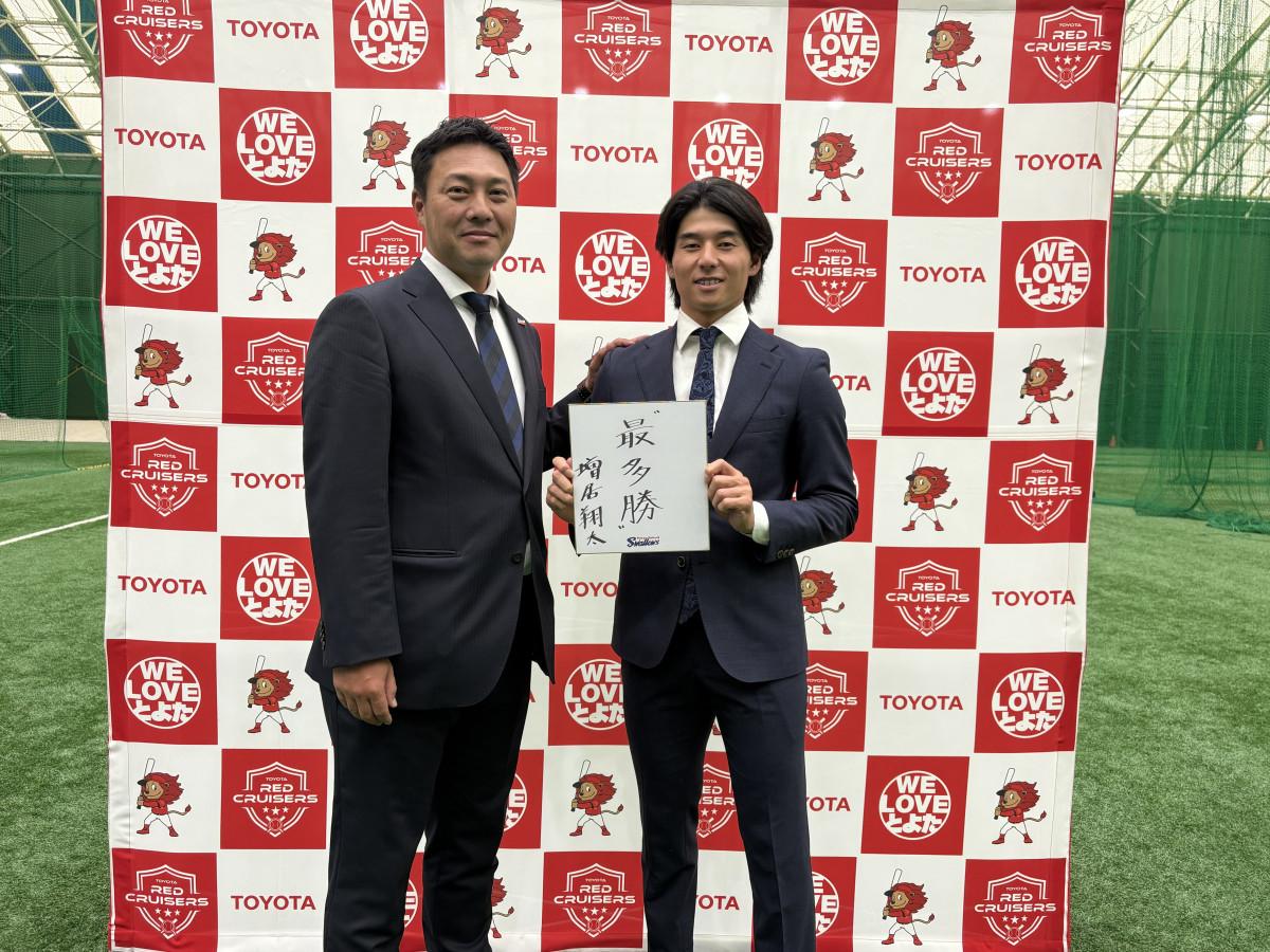 指名あいさつを受けた増居翔太投手（写真右）。トヨタスポーツセンターにて。