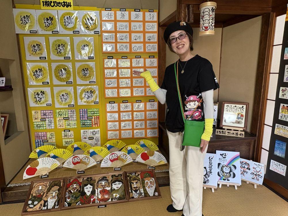 己書展への来場を呼びかける広瀬代表。喜楽亭にて。