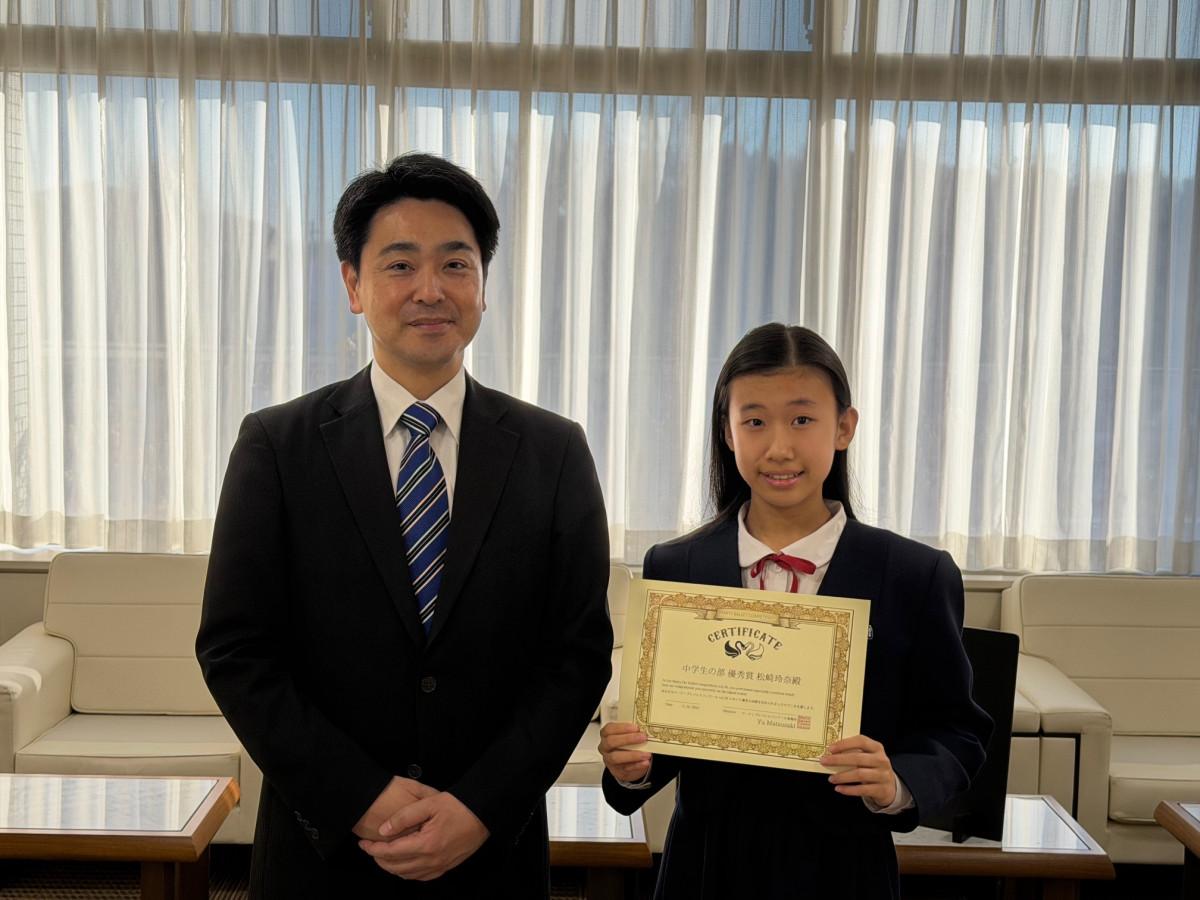 松崎さんと小山市長での記念撮影