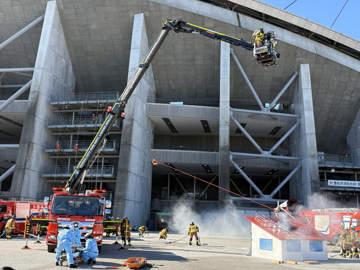 豊田スタジアム東イベント広場で行われた「令和8年 豊田市消防出初・観閲式」の様子。