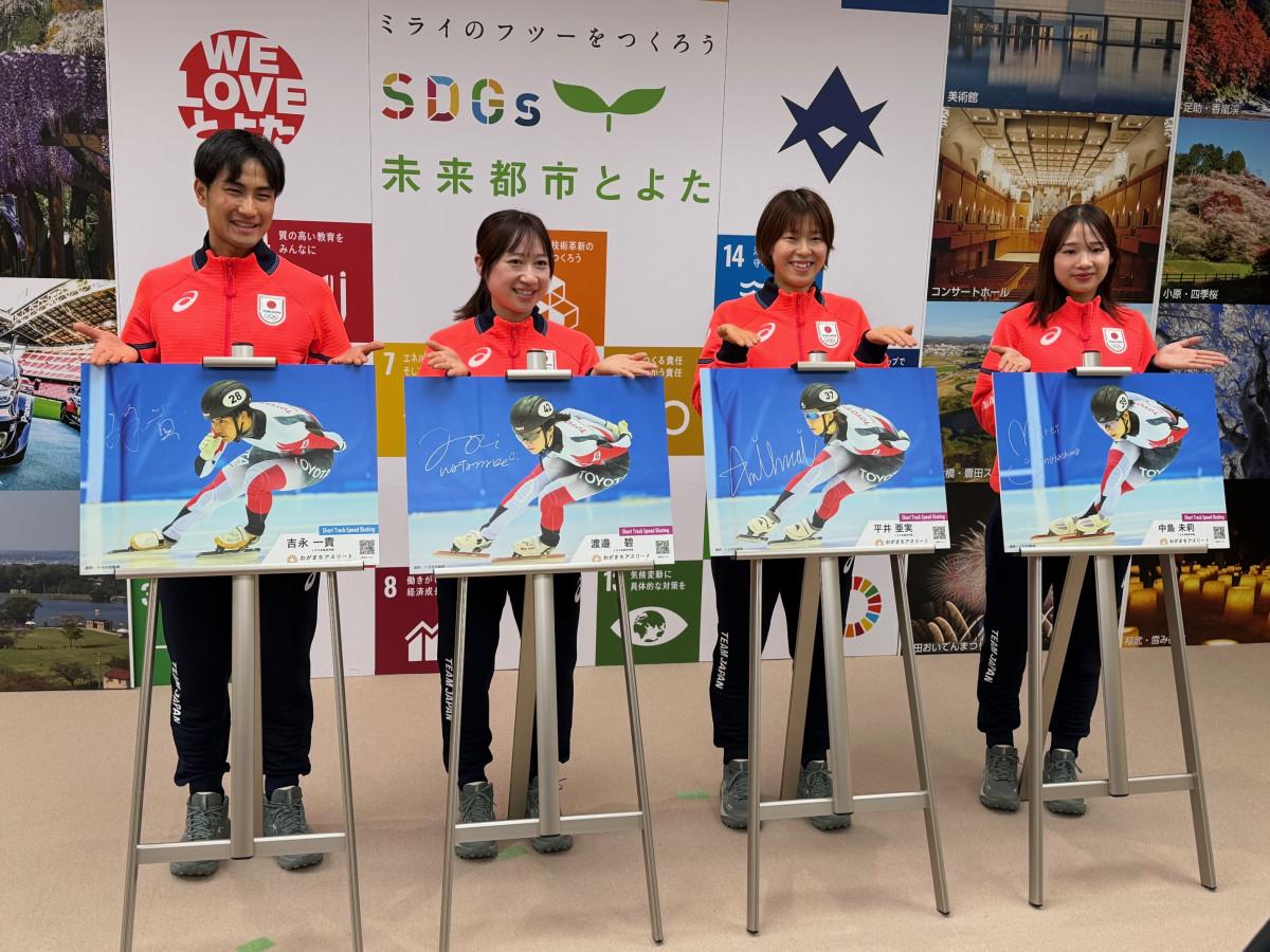 選手4人が自身の写真パメルにサインをし記念撮影