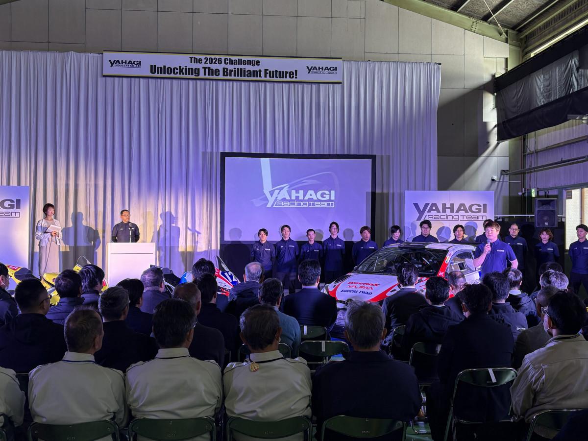 「2026シーズン合同参戦報告会」の様子。矢作産業御船工場にて。
