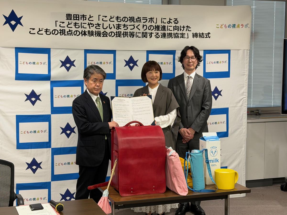 共同代表を務める石田文子さん（中）、沓掛光宏さん（右）、太田稔彦豊田市長（左）