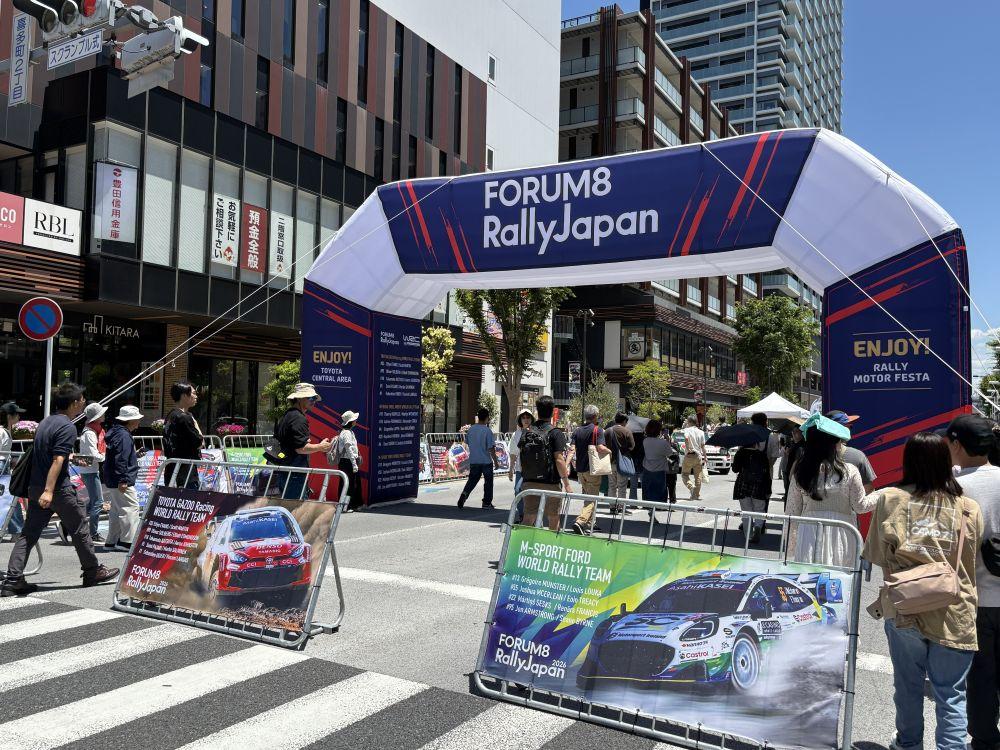 豊田市駅前通りを歩行者天国にて開催された「ENJOY！Rallyモーターフェスタ2026」の様子。