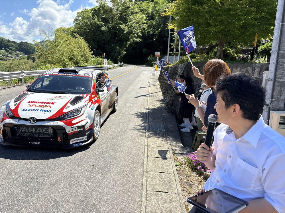 旭支所前で行われた「WRCラリージャパン」旭地区リエゾンの様子。