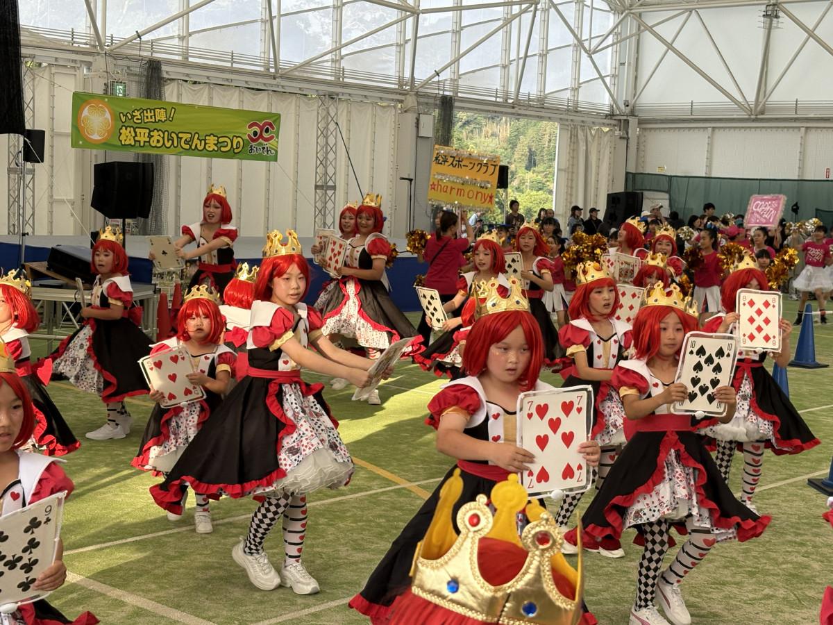 「いざ出陣！松平おいでんまつり」で行われた『おいでん踊り』の様子。
