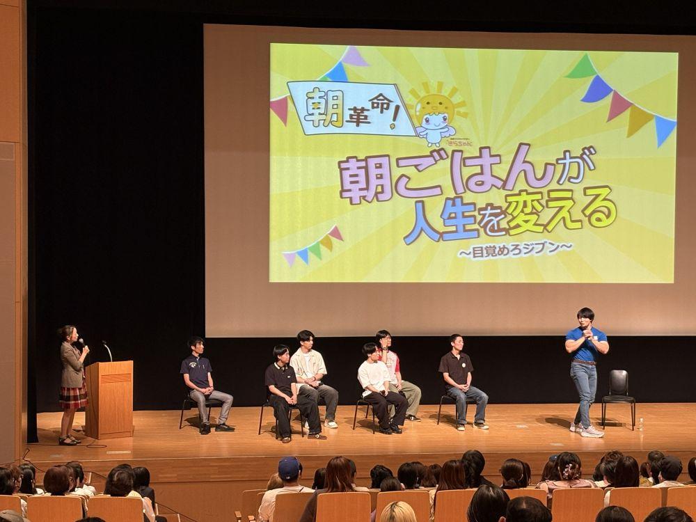 トークショーの様子。