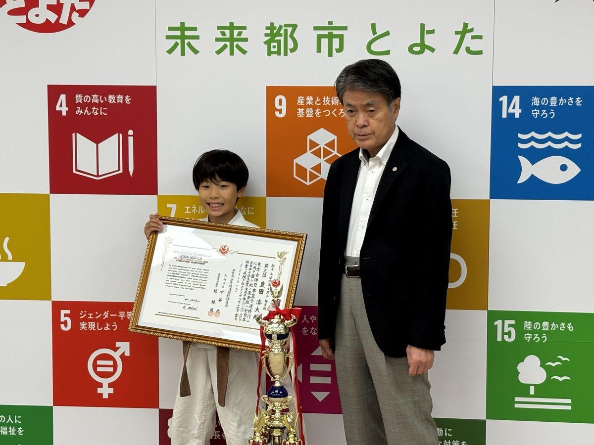 豊田湊大さん（左）と太田稔彦市長