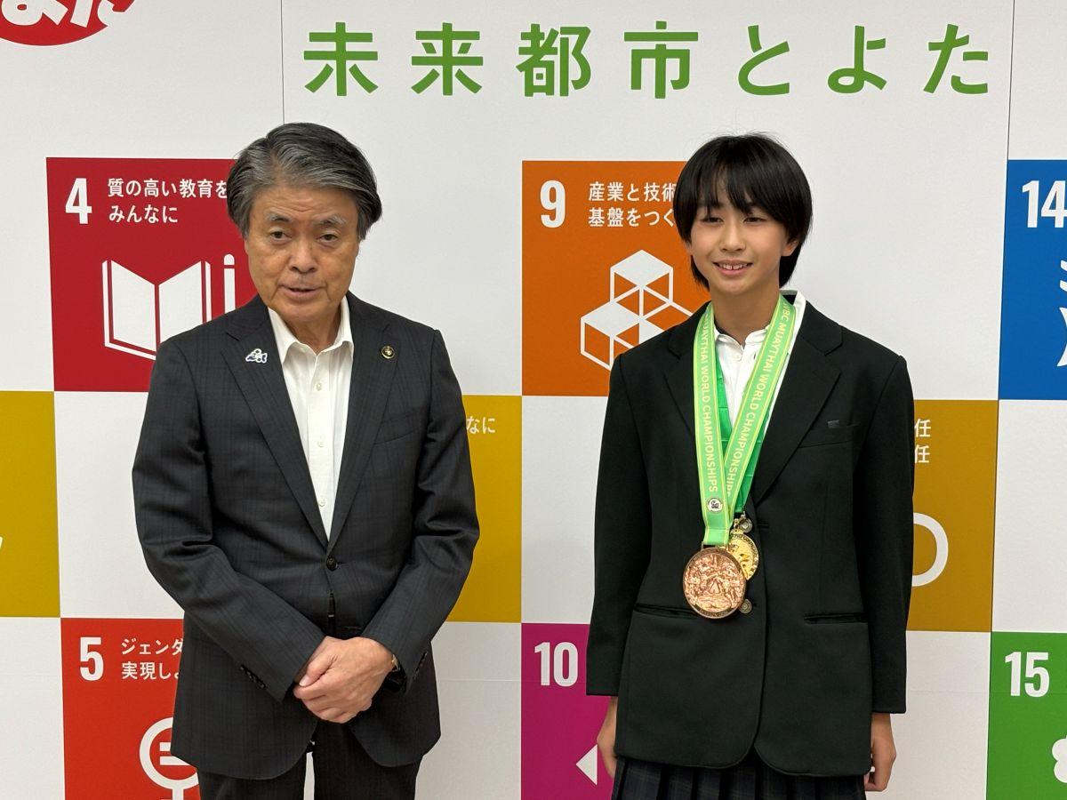 太田市長（左）と記念撮影に臨む田坂心結選手（右）