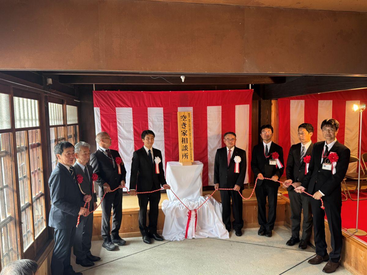 看板の除幕の様子