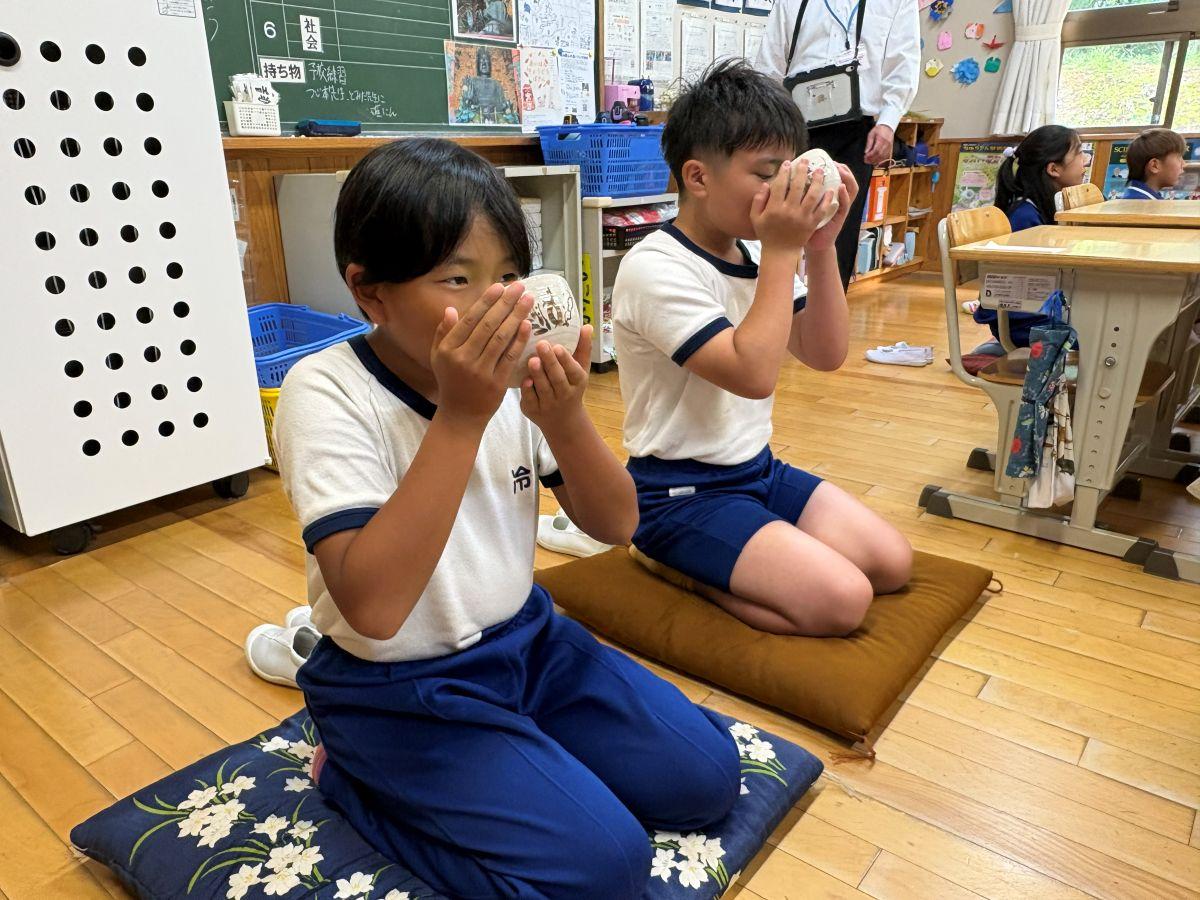 冷田小学校で行われた茶の湯体験の様子