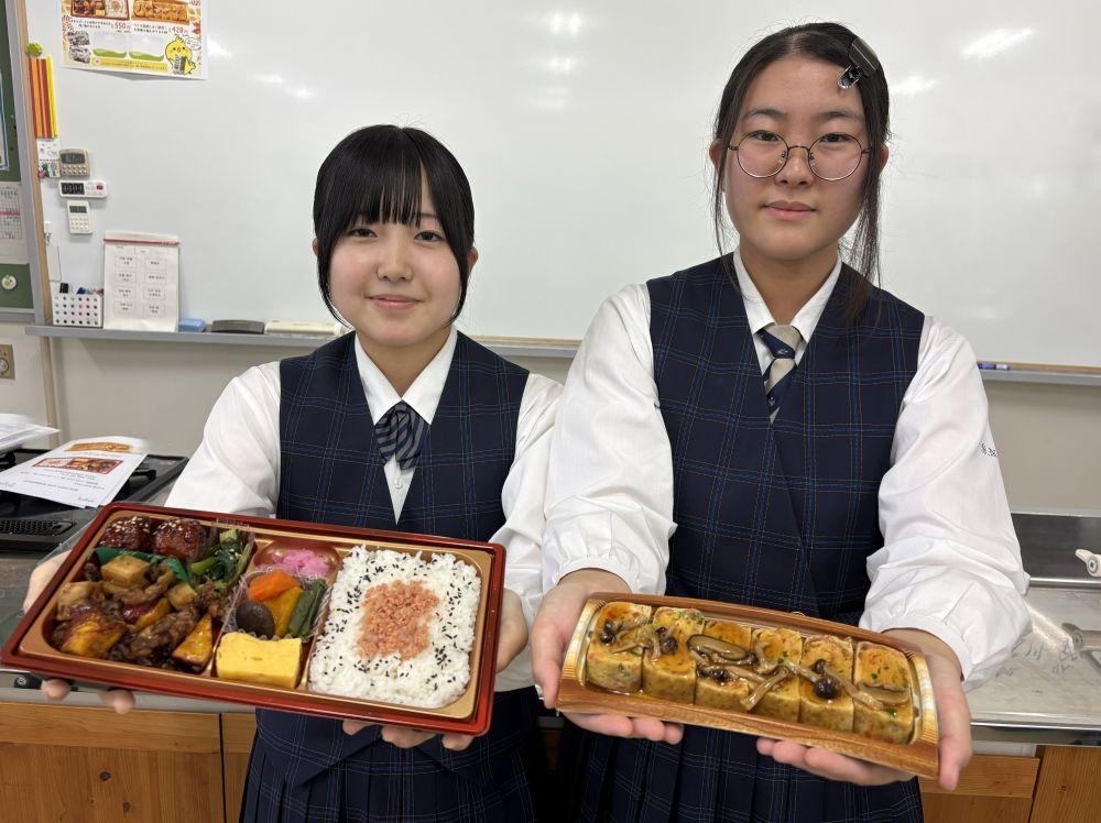 「ひまわりポークと根菜の甘辛和え＆鮭ご飯の彩り弁当」を考案した片山そらさん（左）と「つくで高原たまご使用！生姜（しょうが）香る鶏そぼろ玉子焼」を考案した長谷川鈴（りん）さん（右）。