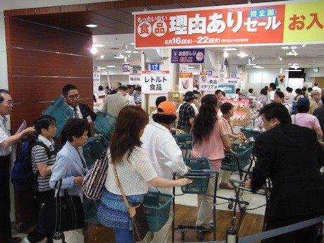 上野松坂屋で理由ありセール 定価の50 で食品販売 写真ニュース 上野経済新聞