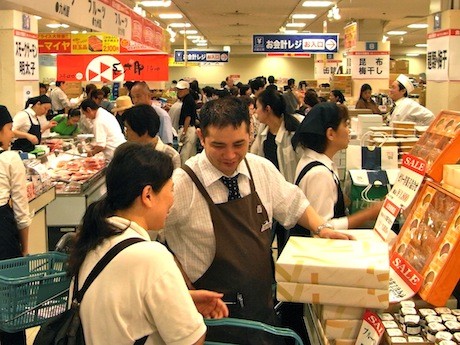 上野松坂屋で恒例 ギフトセット解体セール 開店前に500人並ぶ 写真ニュース 上野経済新聞