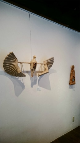 根津の喫茶ギャラリーで田村雅紀さん作品展 「命の在り方」をオブジェに