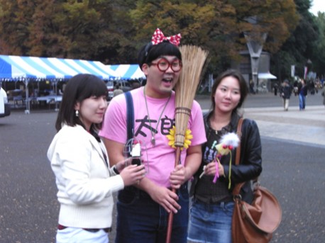 芸人 魔法使い太郎ちゃん 上野公園で初の 飛行訓練 フォトフラッシュ 上野経済新聞 芸人 魔法使い太郎ちゃん 上野公園で初の 飛行訓練 フォトフラッシュ 上野経済新聞