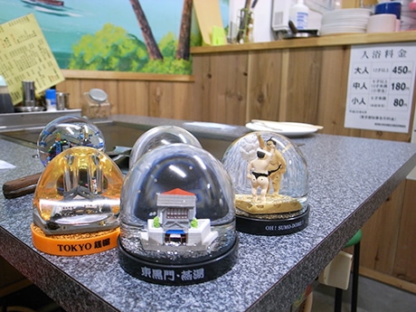 上野の銭湯「燕湯」をモデルにスノードーム-入浴マナーも呼び掛け