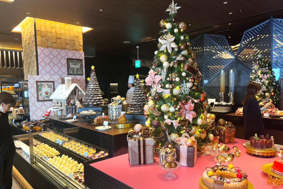 クリスマスツリーやお菓子の家で飾り付けたビュッフェ台