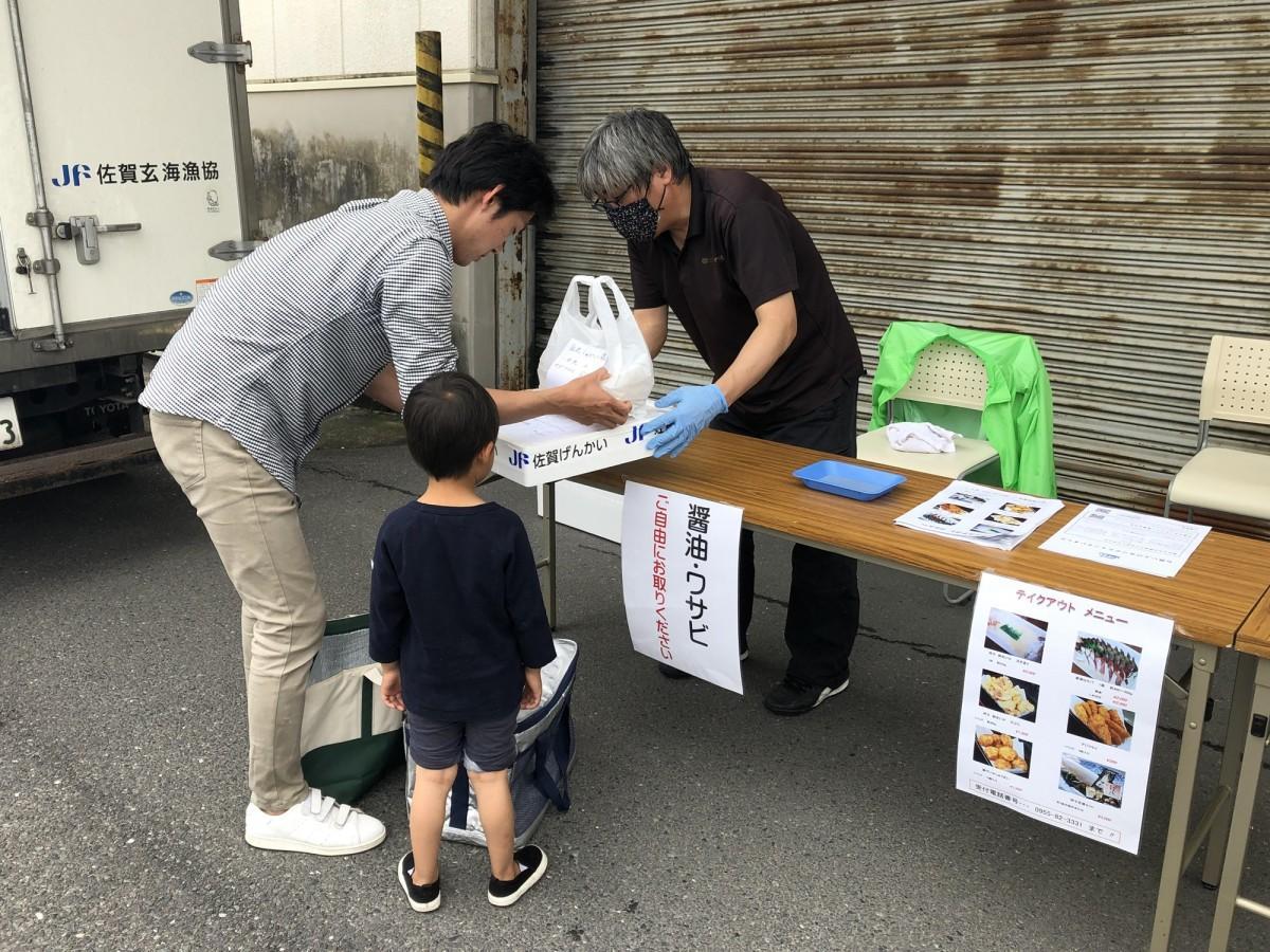 5月16日に行われた「呼子台場 大漁鮮華」のテークアウト販売の様子