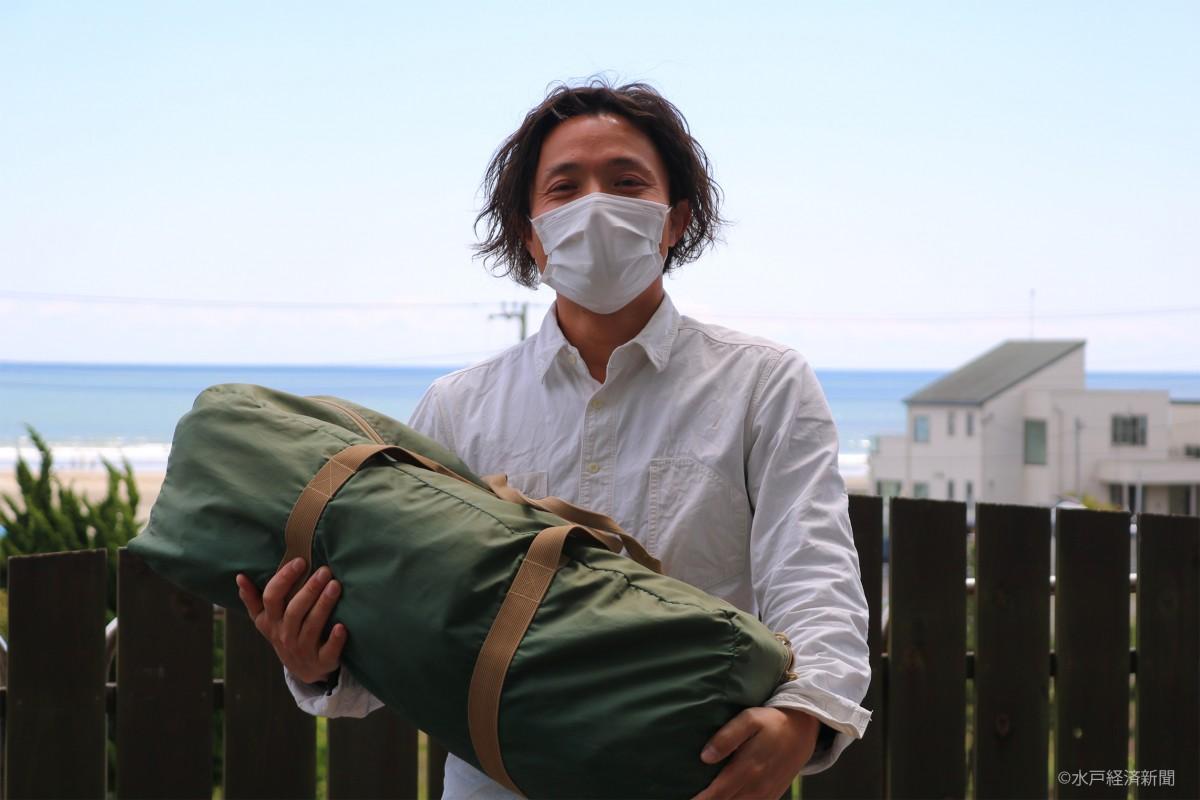キャンプ用品を手にする「大洗海の大学」光又さん