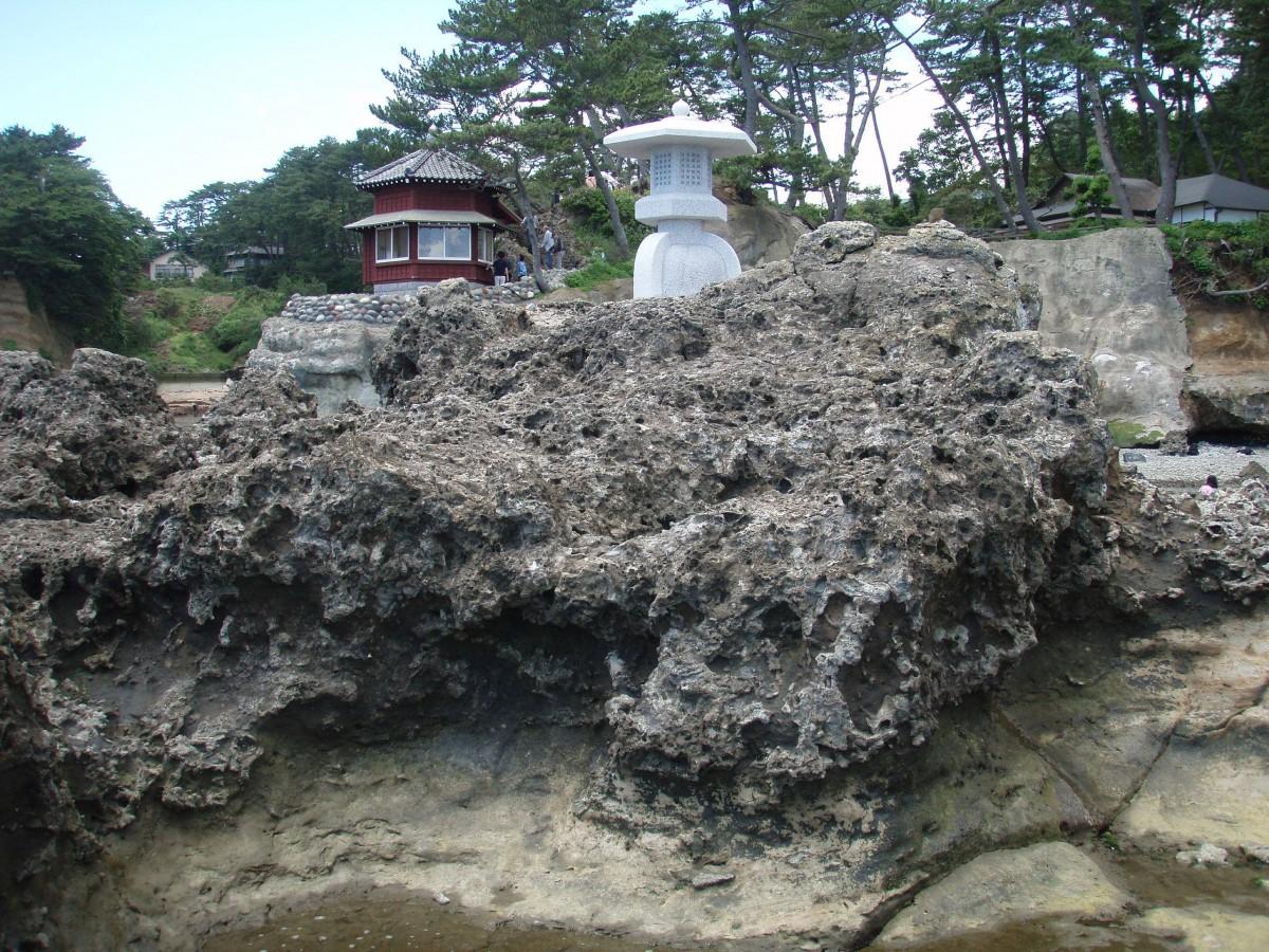 層状コンクリーションと灯籠・六角堂