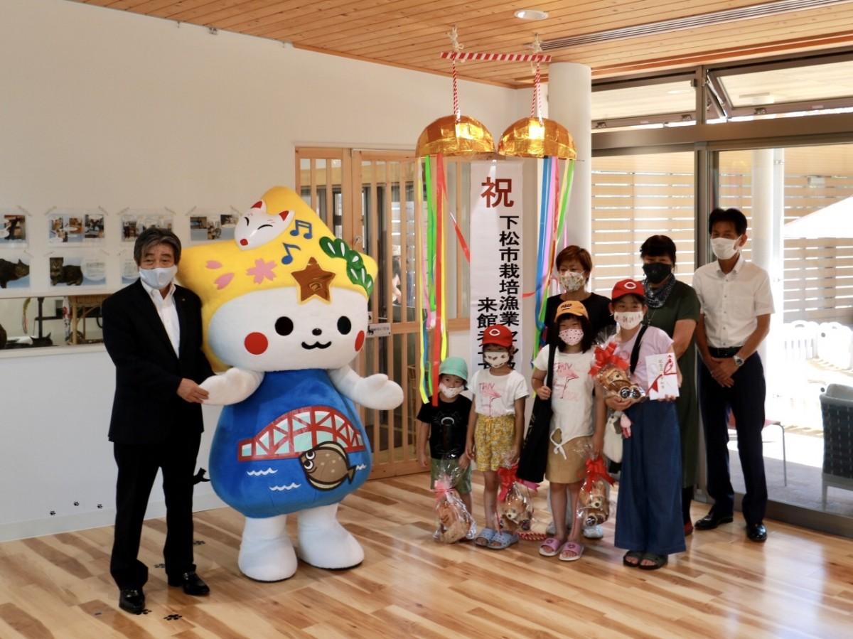1万人目の来場者となった吉村さん一家
