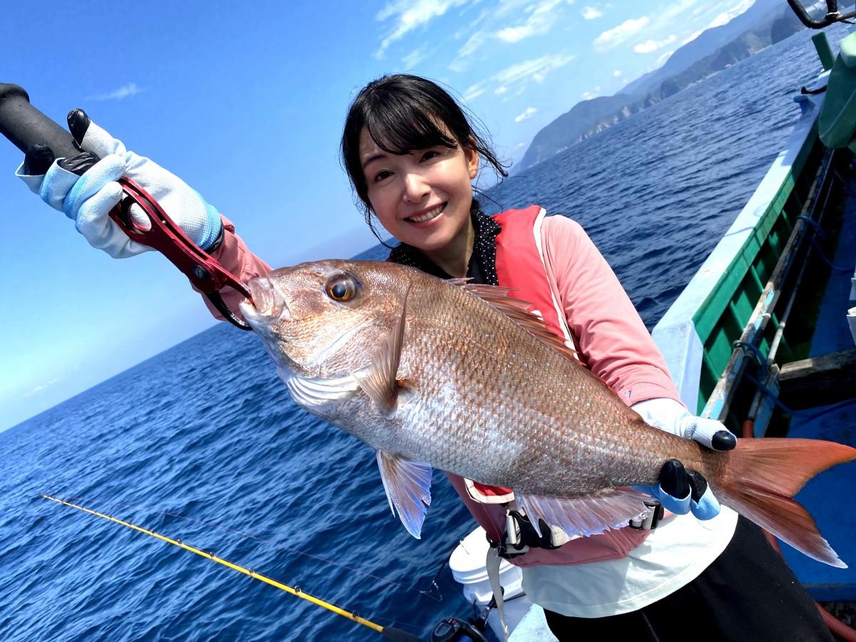 タイを釣り上げる中川さん