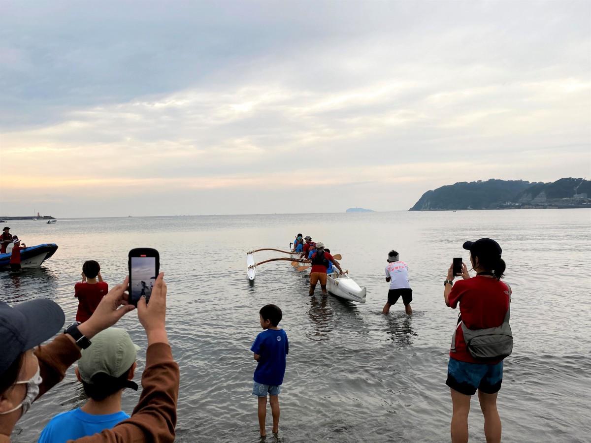 朝7時、保護者たちに見送られ、逗子海岸から小田原を目指す三浦豪太さんと子どもたち