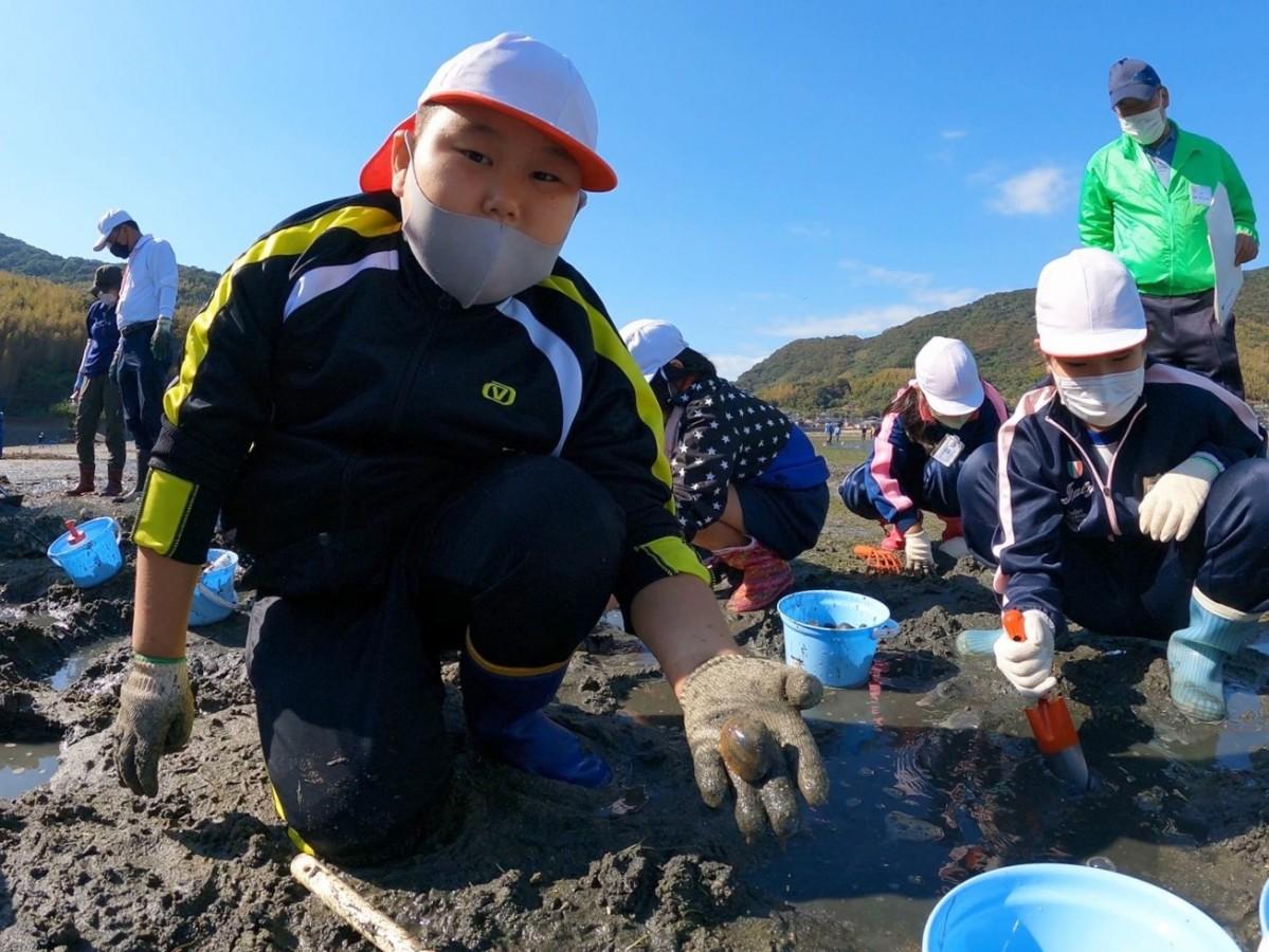 掘ったアサリを見せてくれた児童