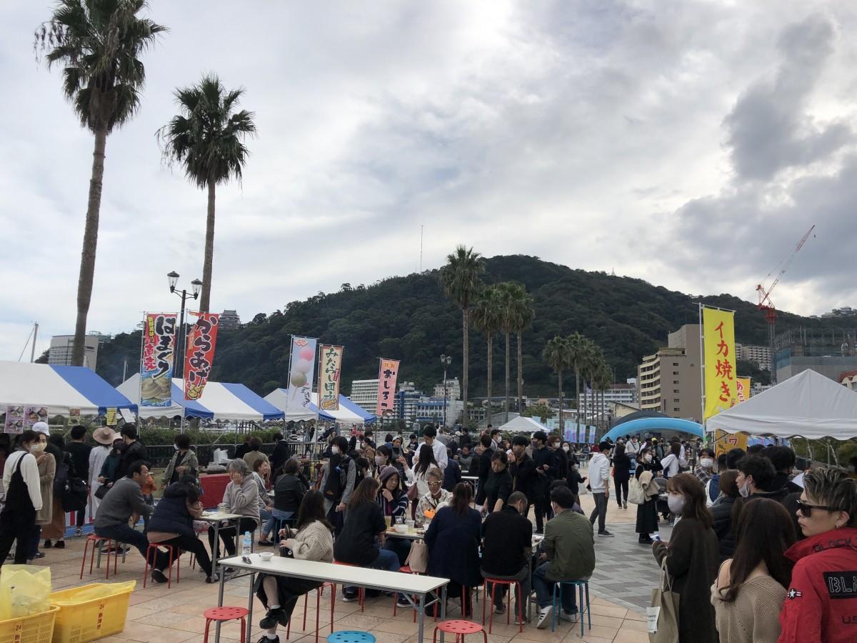にぎわいを見せる「熱海おさかなフェスティバル」