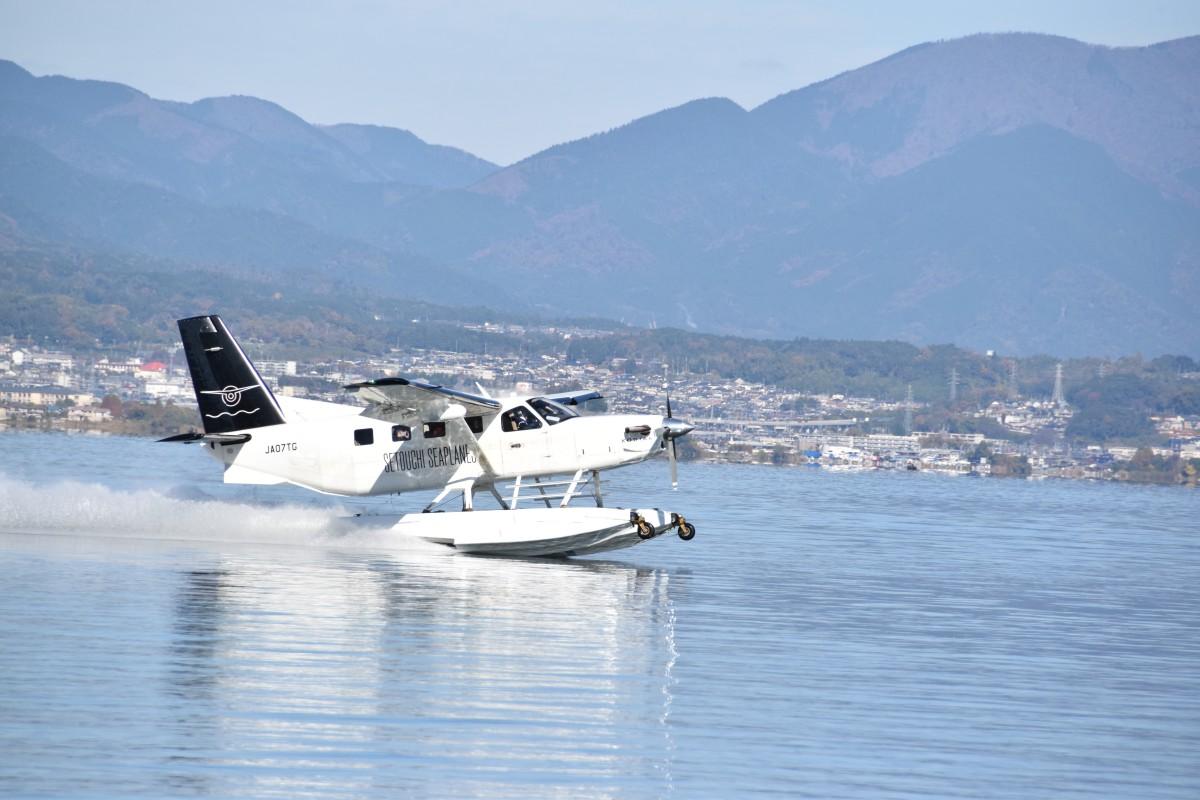 琵琶湖から離水する水上飛行機