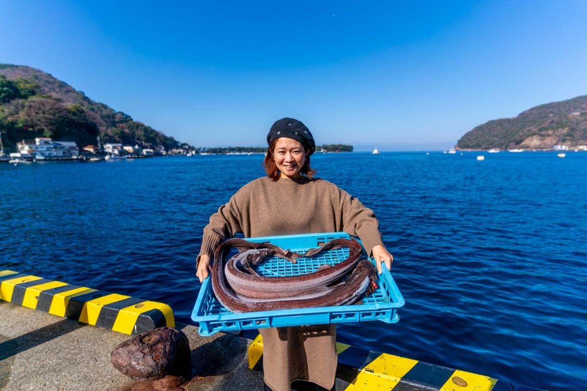 「深海魚の魅力をさらに発信したい」と冷凍されたラブカを持つ青山さん