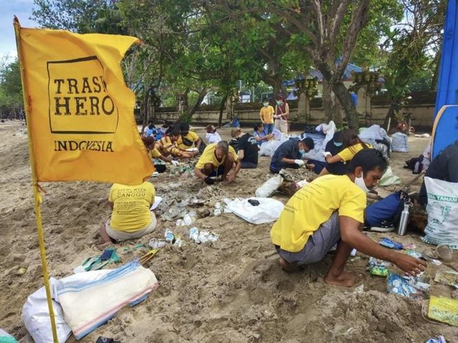 Trash hero Indonesia清掃活動の様子