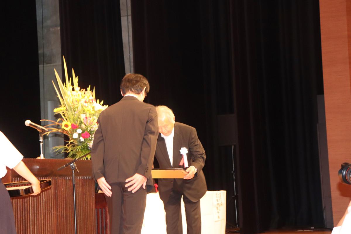 功労者として表彰を受ける三新塔あきば協議会初代会長の小林憲司さん
