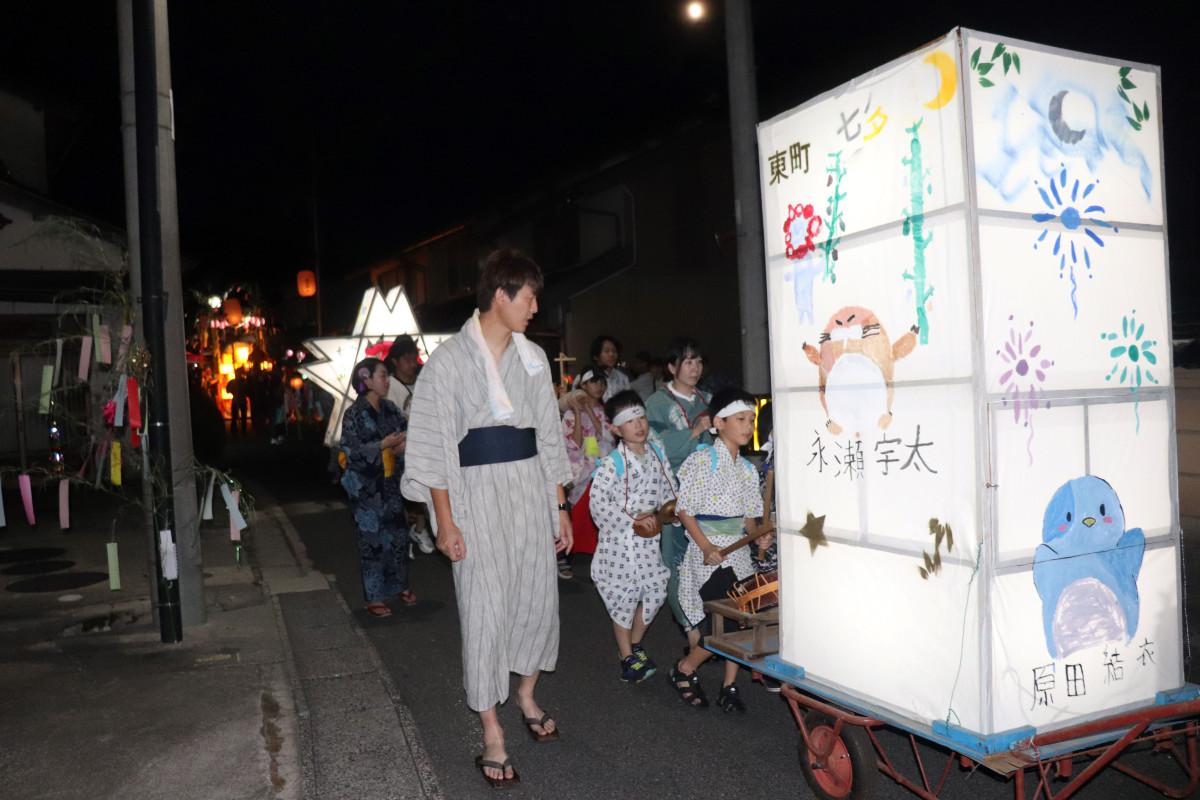 自治会ごとに手作りしたちょうちんと共に子どもたちが街を練り歩いた