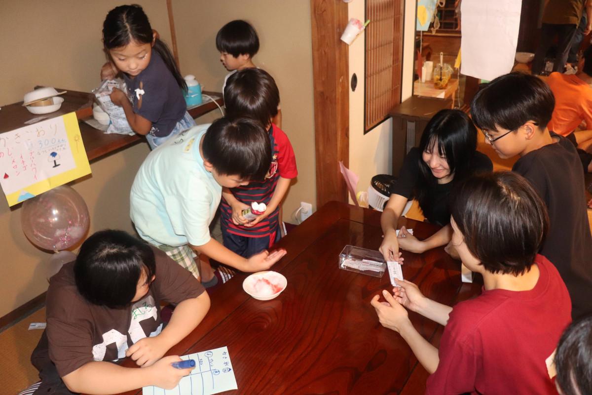 自分たちで飾り付けした「かき氷店」で接客する子どもたち