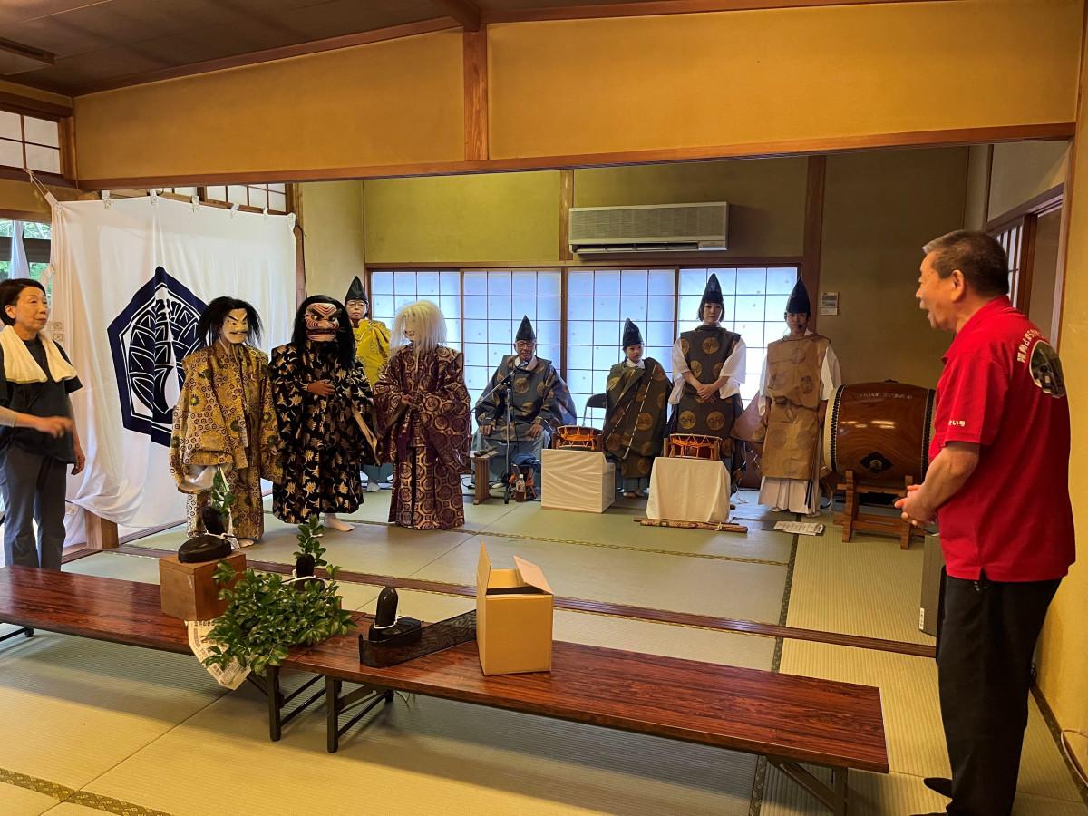 中野子ども神楽のメンバーに感謝のあいさつをする躍動鍋山の秦会長