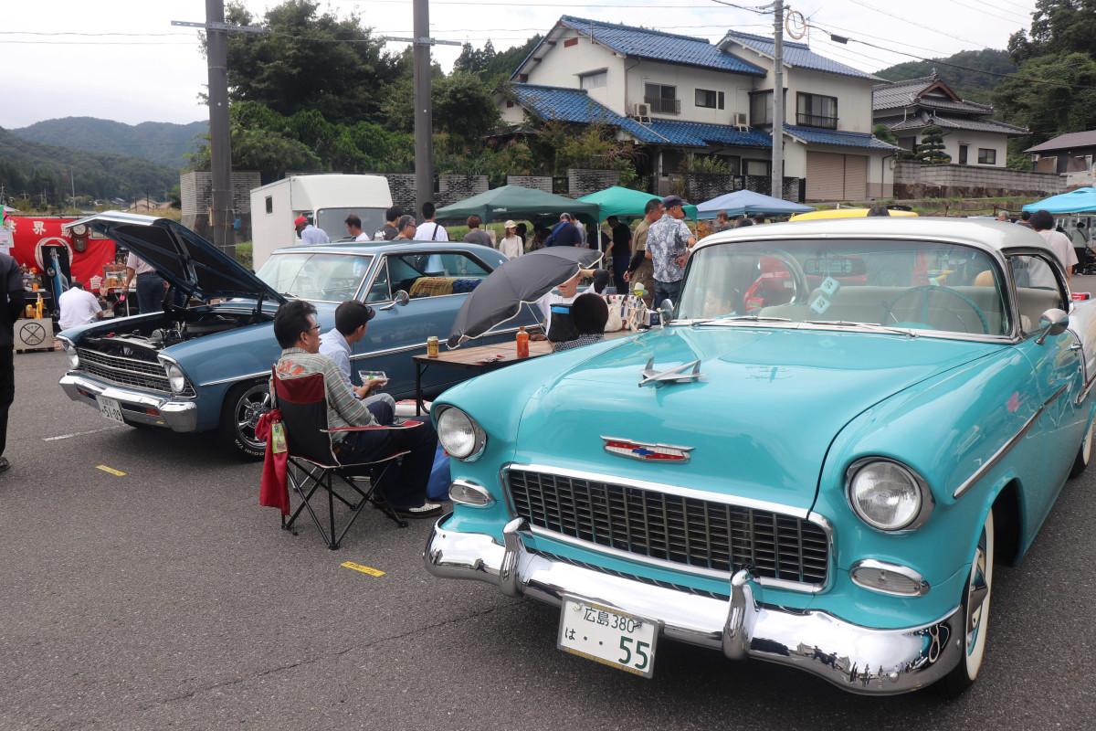 1955年製シボレーデルモアを出展した広島の向井さんのグループ