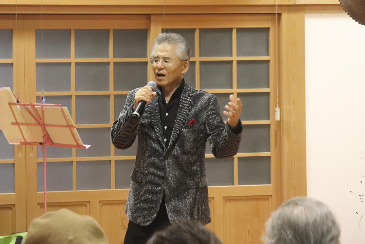 善徳寺本堂で歌声を披露する須山さん