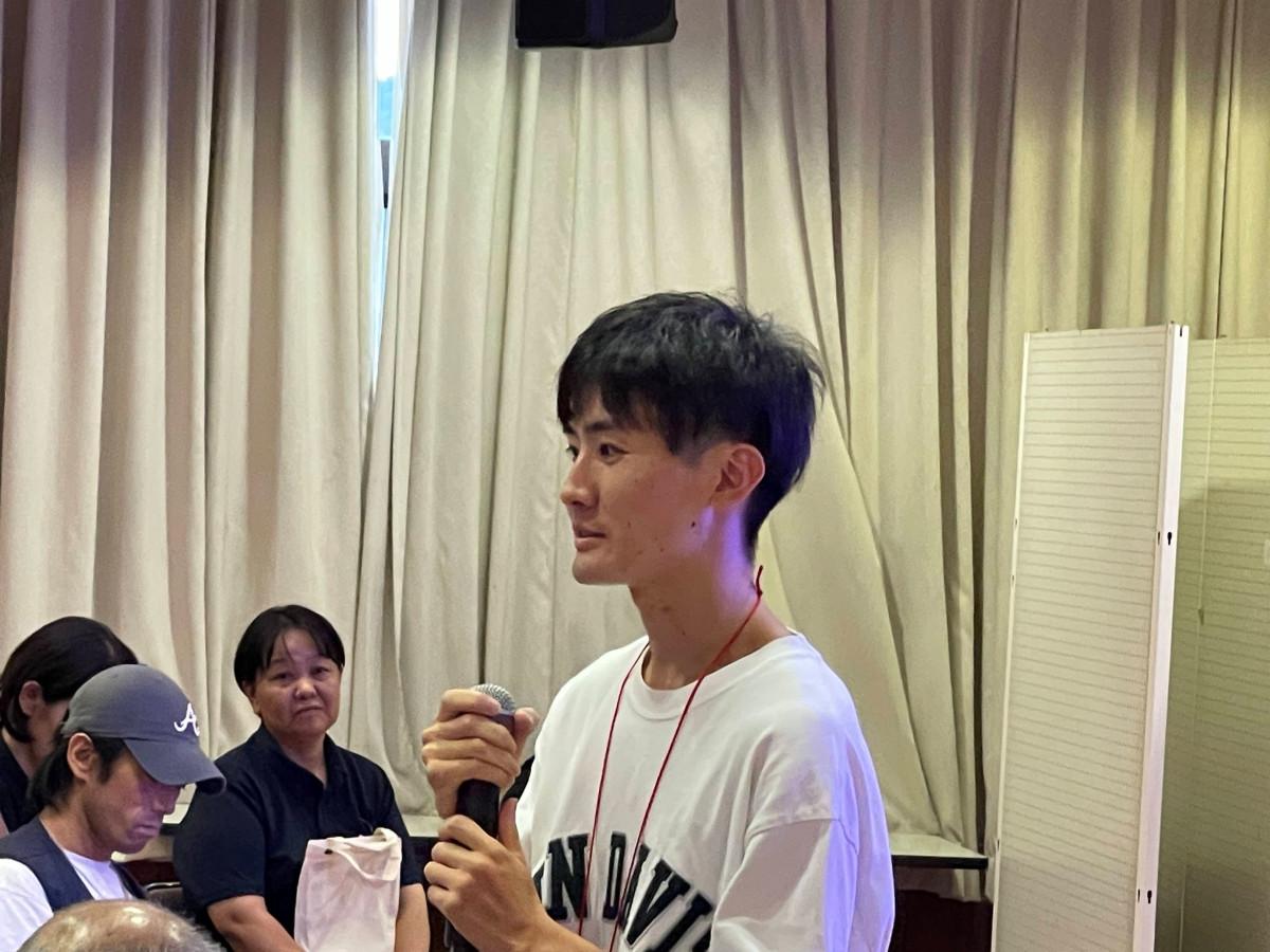 島根大学で農業を学ぶ中谷さんがテーマ別勉強会「えすこな農」で学んだことを全体セッションで共有し、雲南で農業を目指していく決意を述べた