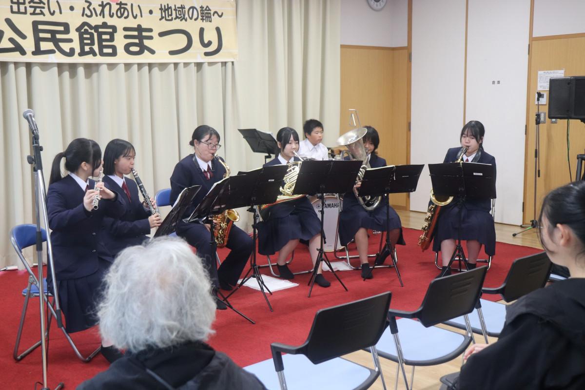 頓原公民館祭りのステージで頓原中学校吹奏楽部が演奏を披露した