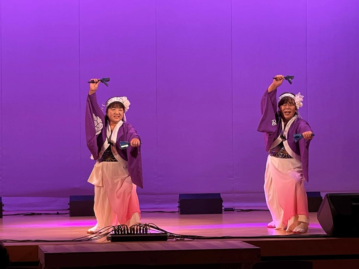 商工会女性部飯南牡丹組がよさこいを披露した