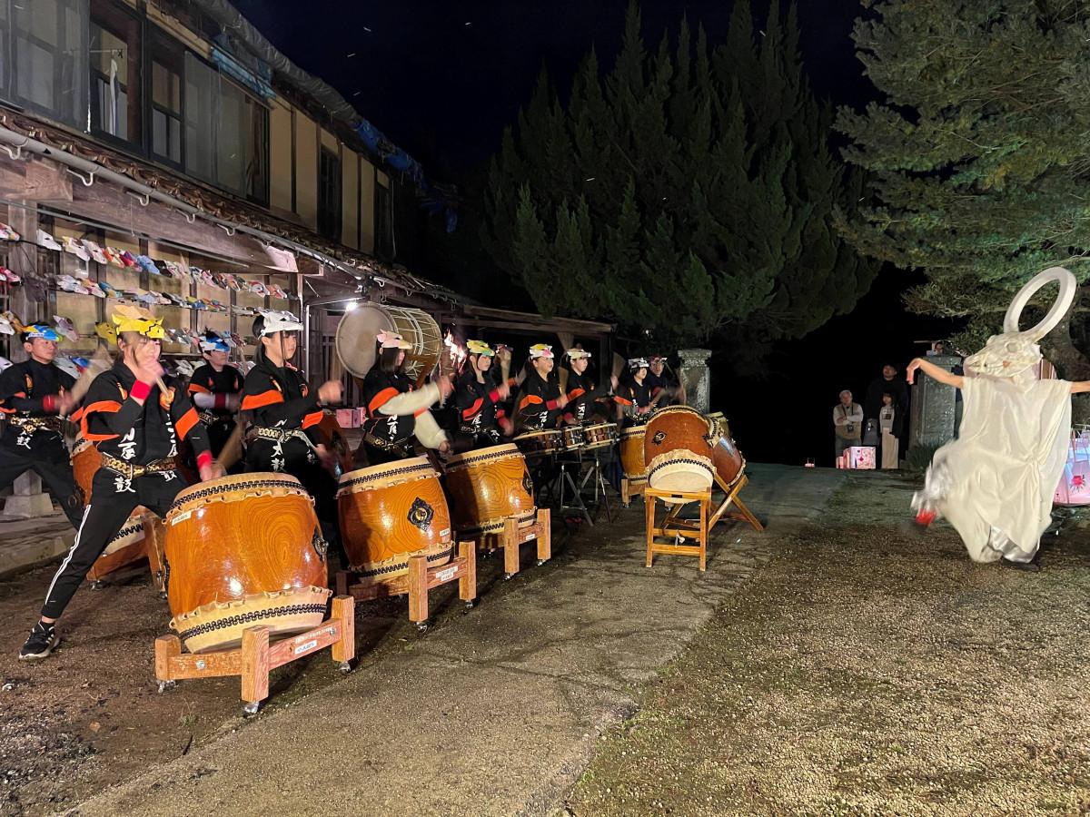 井上嘉和さんの段ボール牛お面を付けた舞踏家・東野祥子さんが三刀屋太鼓に合わせてインプロビゼーション演舞を披露した