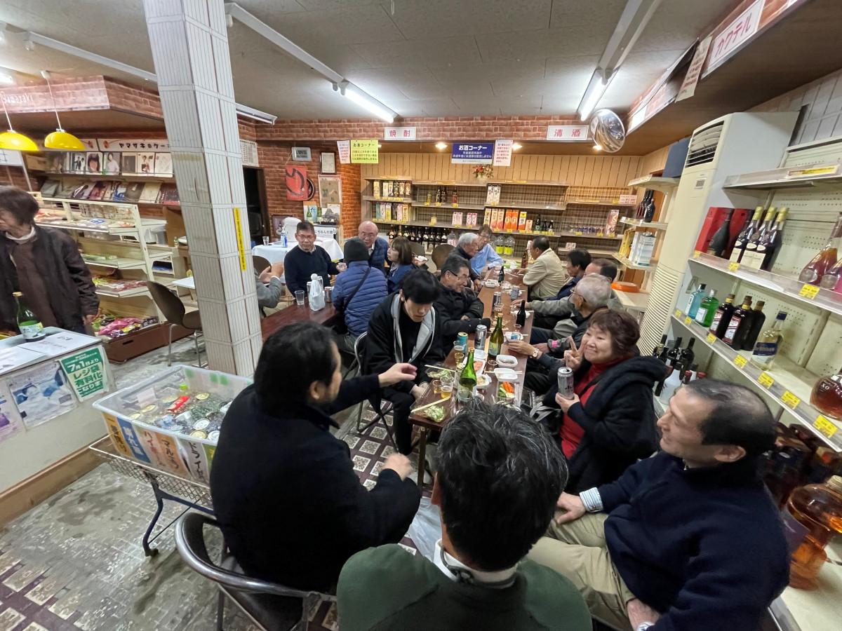 角打ちイベントに集まった地域の人で浪花酒店の店内がいっぱいになった