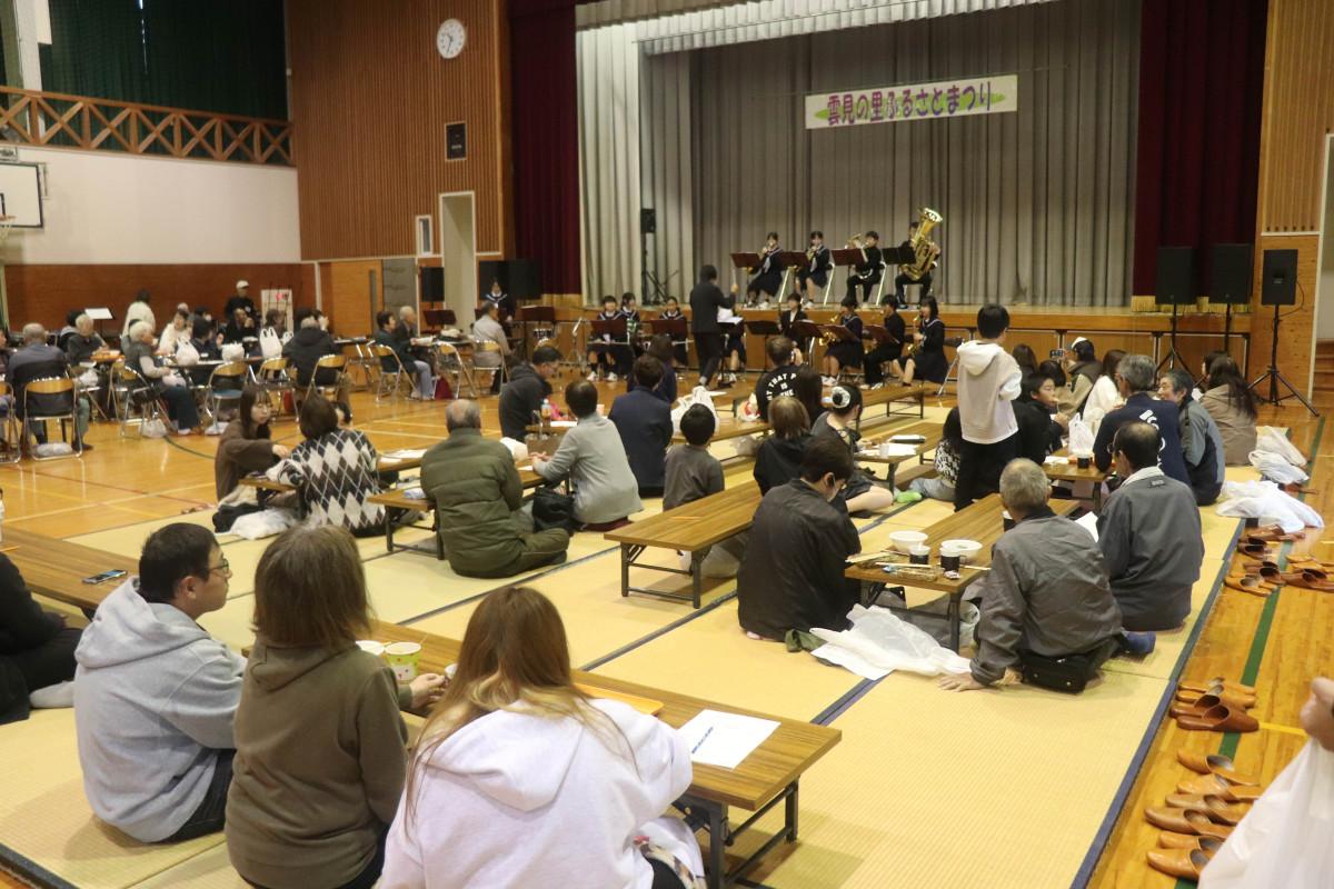 旧飯石小学校体育館で三刀屋中学校吹奏楽部の演奏を聴く地域の人たち
