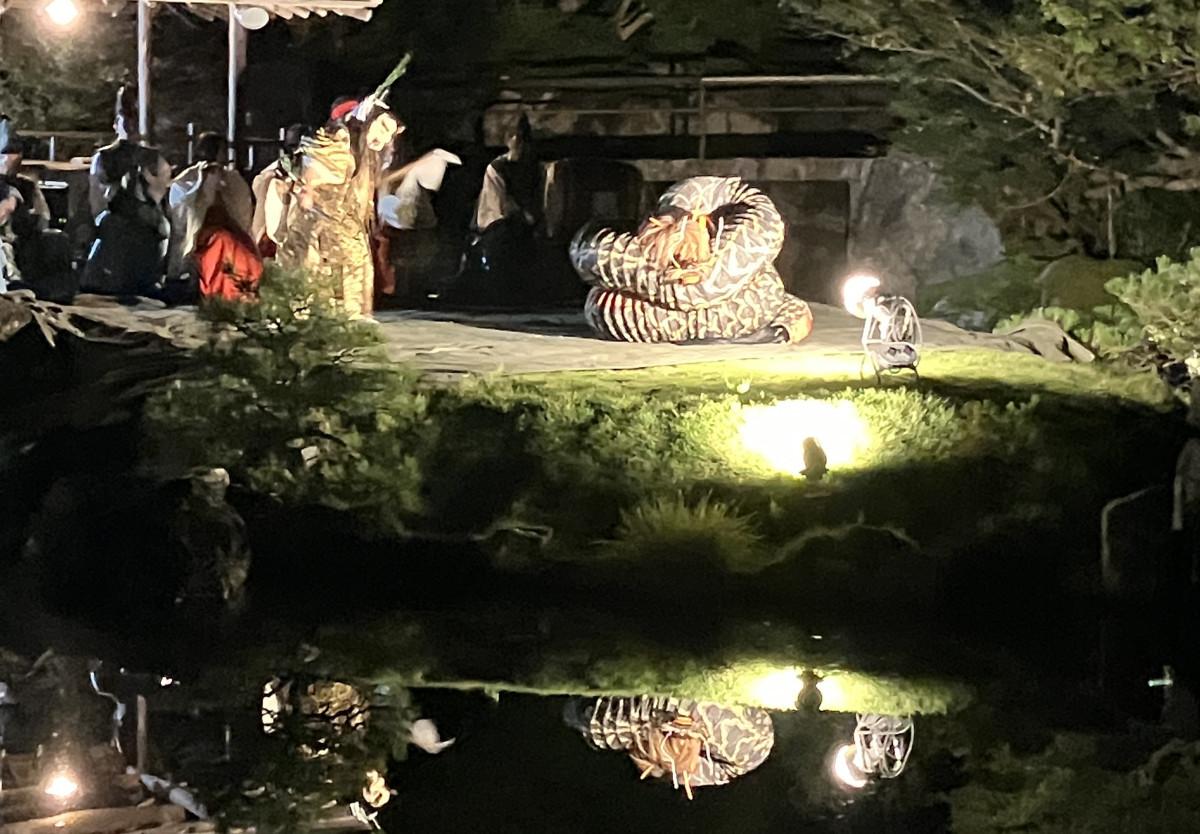 昨年の紅葉ライトアップと池に写りこむ夜神楽の様子（写真提供＝石照庭園）