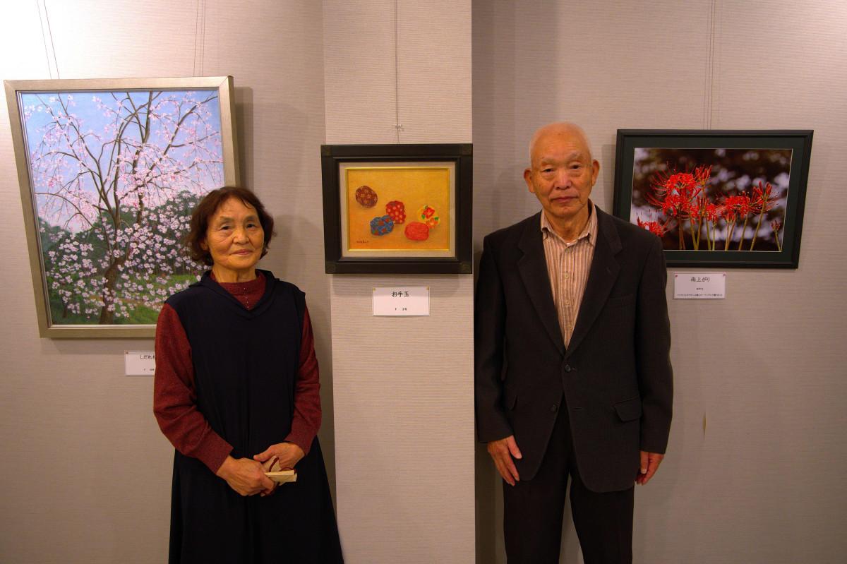 初めて姉弟展を開いた姉の濱村久子さんと弟の武田清さん