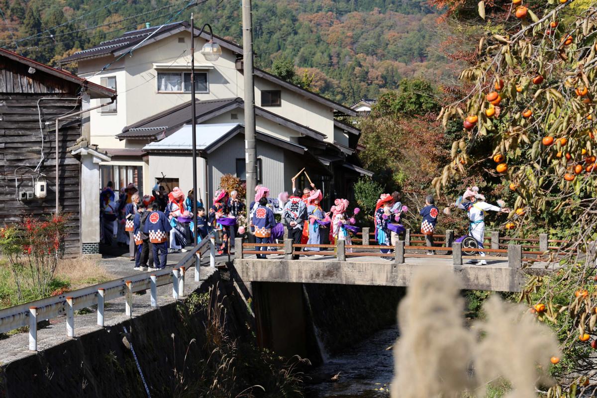 波多地区の街なかを練り歩く「はやしこ」