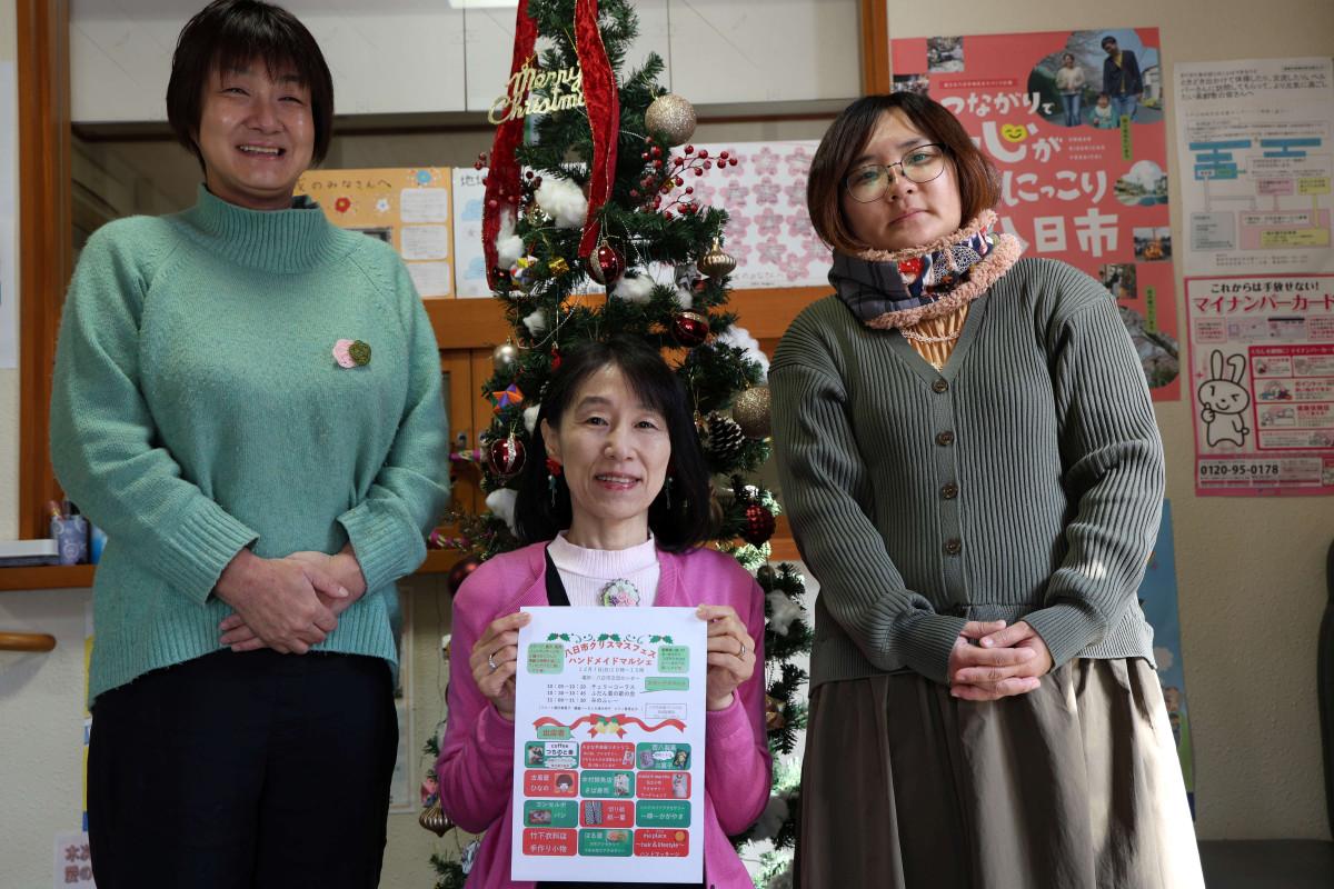 チラシを手に来場を呼びかける八日市の作家。（左から）陶山さん、高橋さん、倉田さん